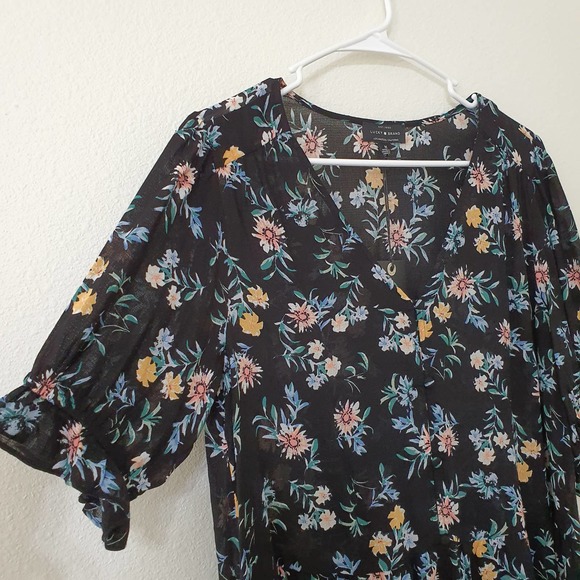 Lucky Brand Black Floral V-Neck Button Front Ruffled Peplum Top Size Medium - Picture 4 of 10